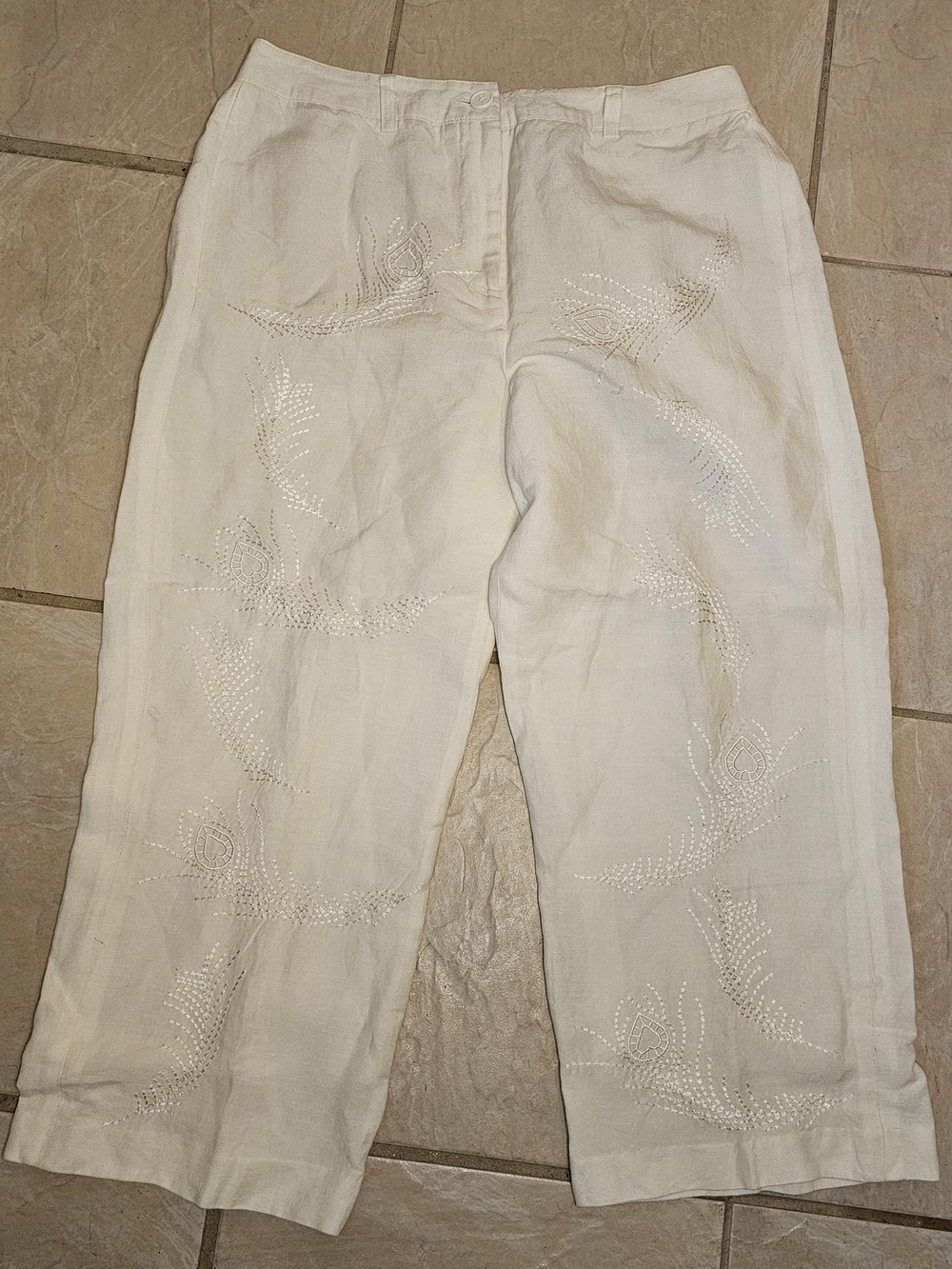 Larry Levine White Embroidered Linen Crop Pants In Size 6